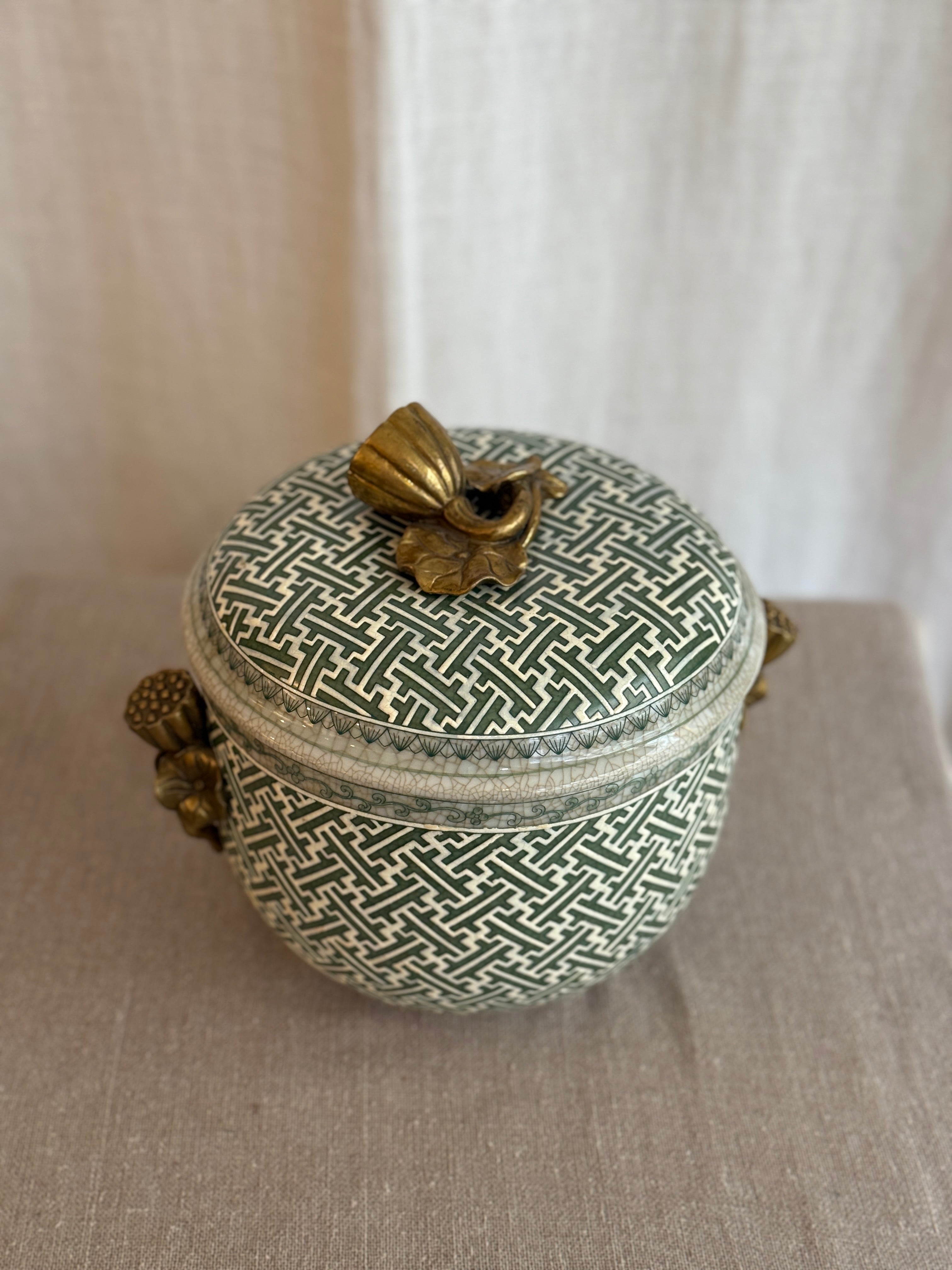 Dekorativ skål med lokk