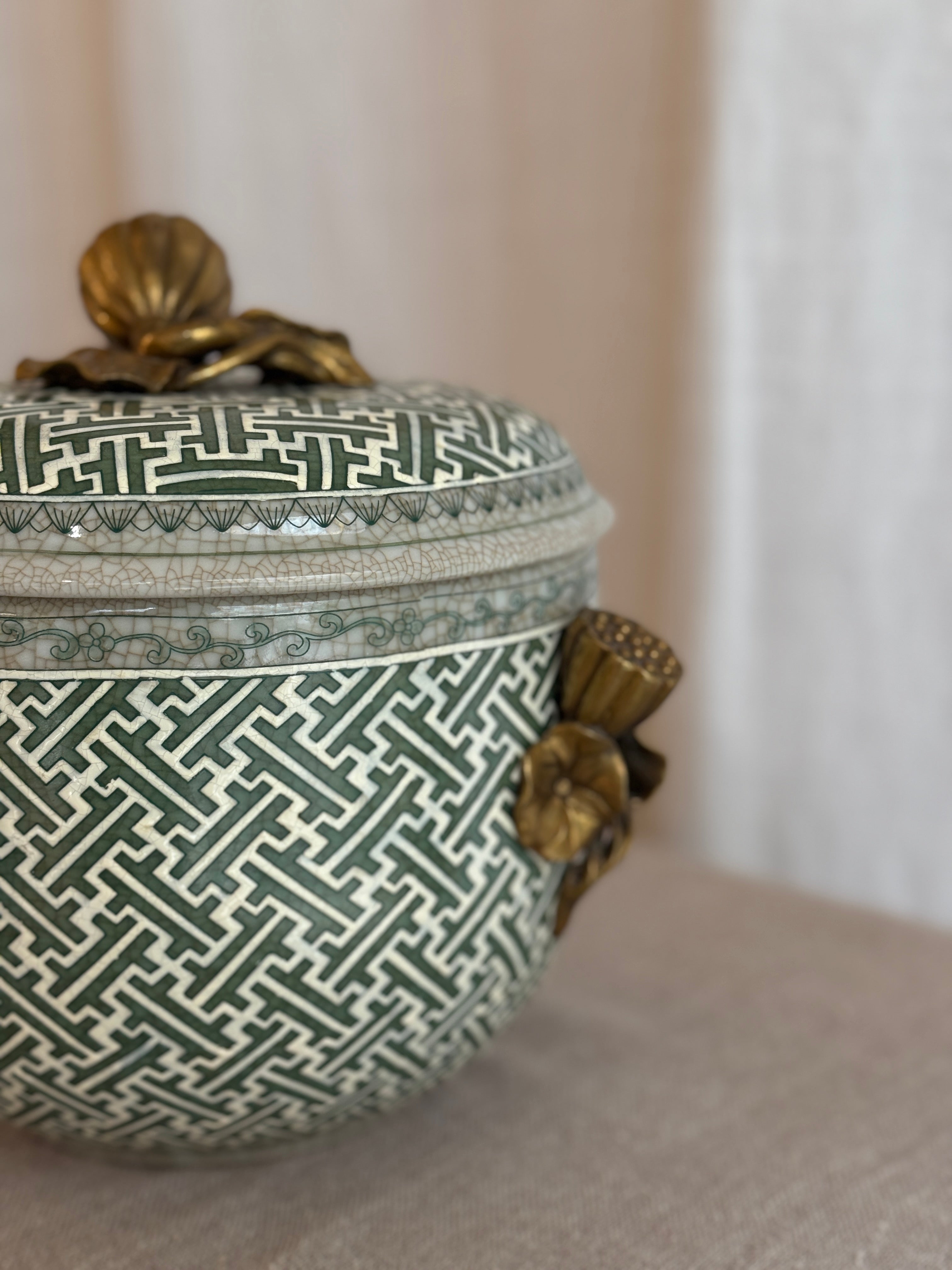 Dekorativ skål med lokk