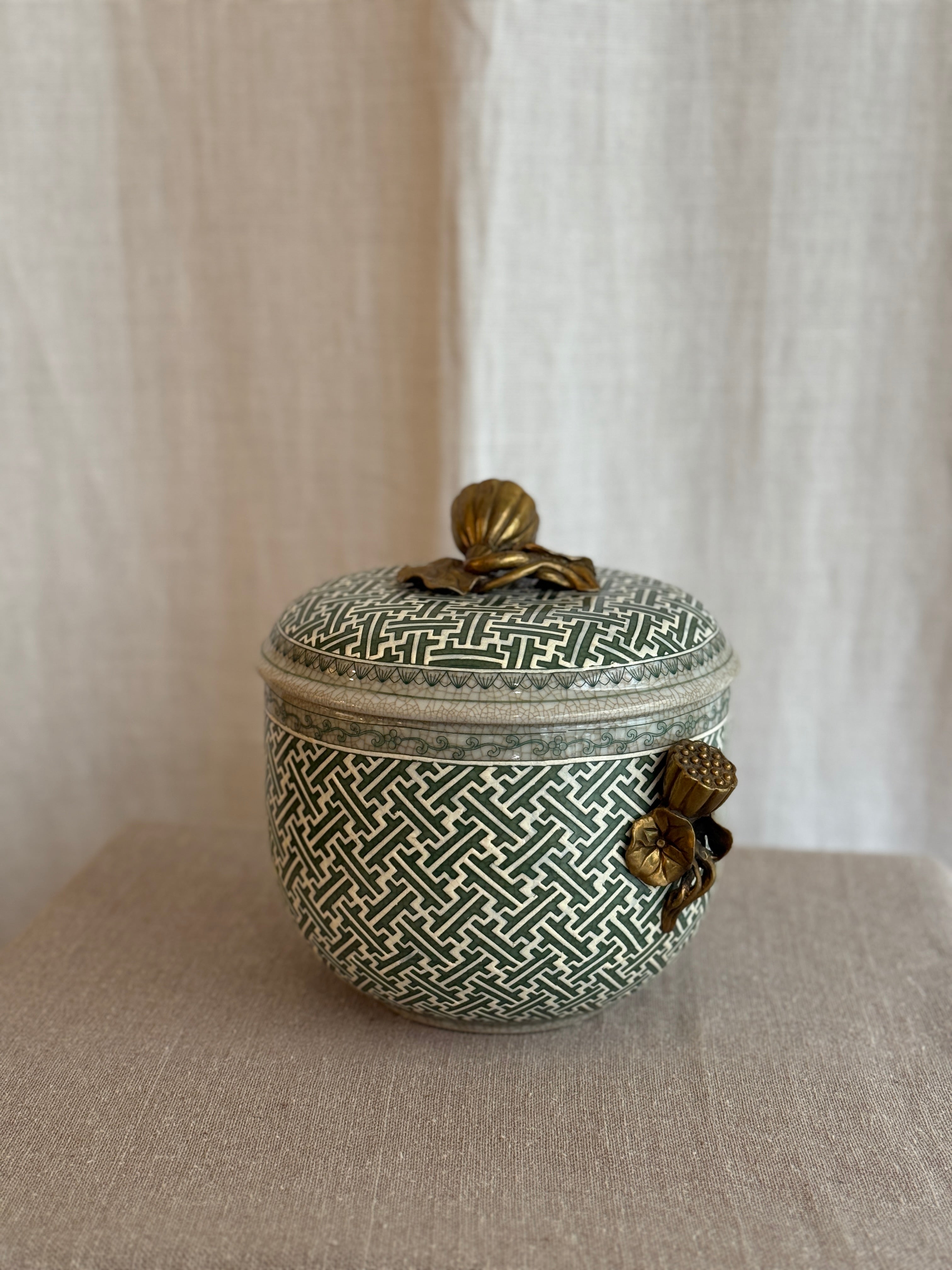 Dekorativ skål med lokk