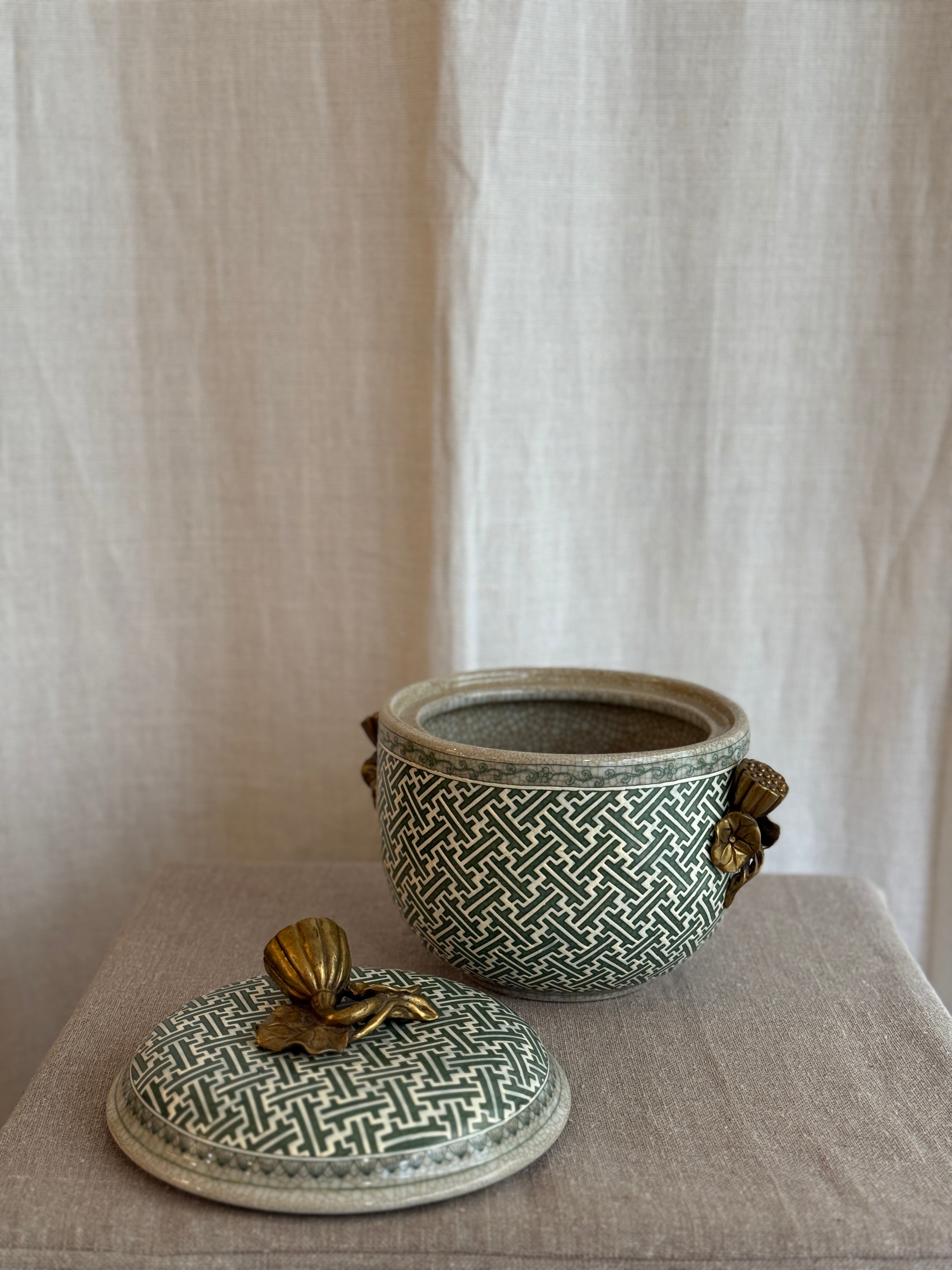 Dekorativ skål med lokk