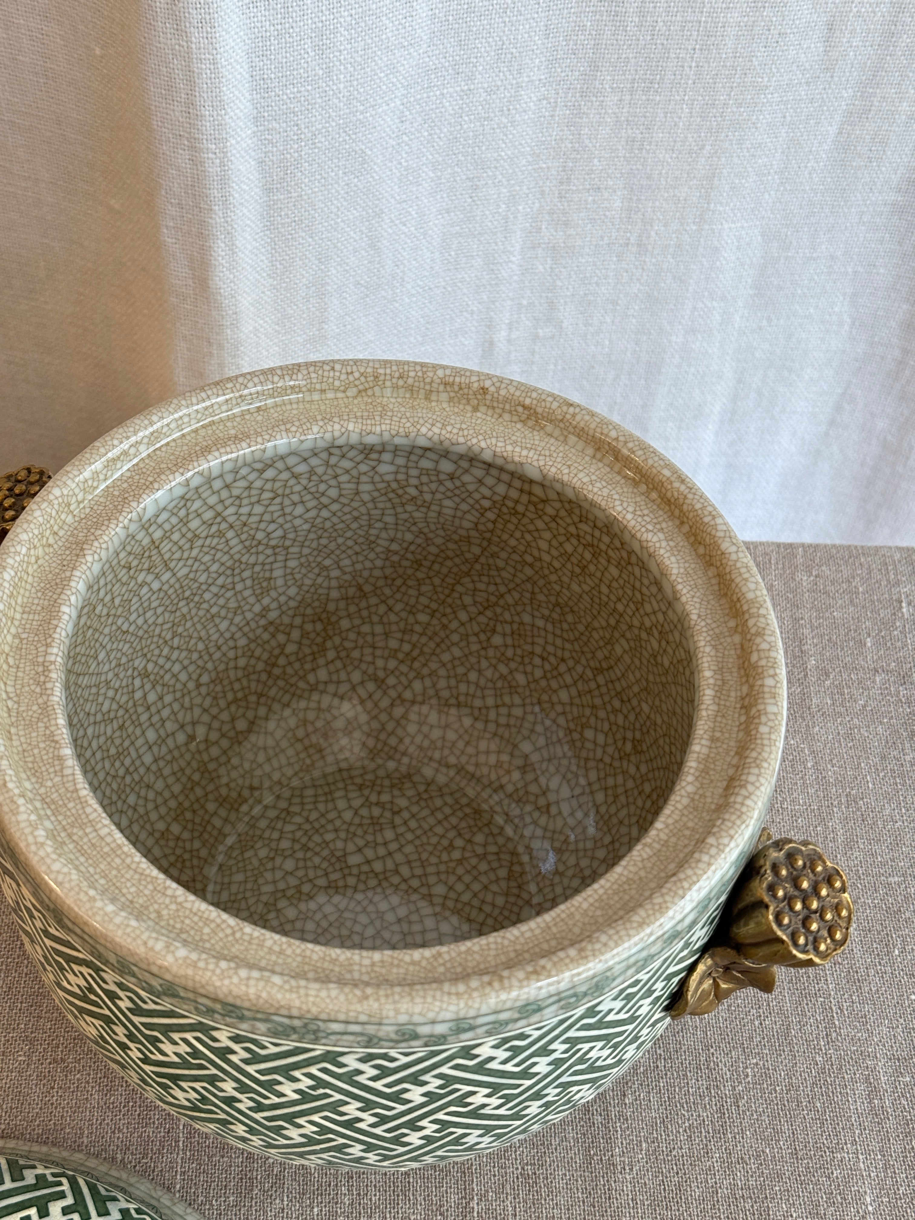 Dekorativ skål med lokk