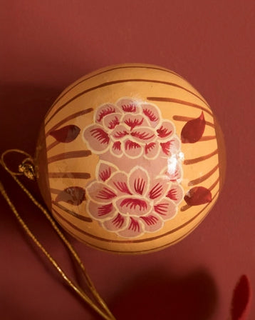 Julekule Håndmalt - Oker Blomst/Rødt/Hvit