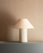 Paper bordlampe i lyst materiale av morbærbark