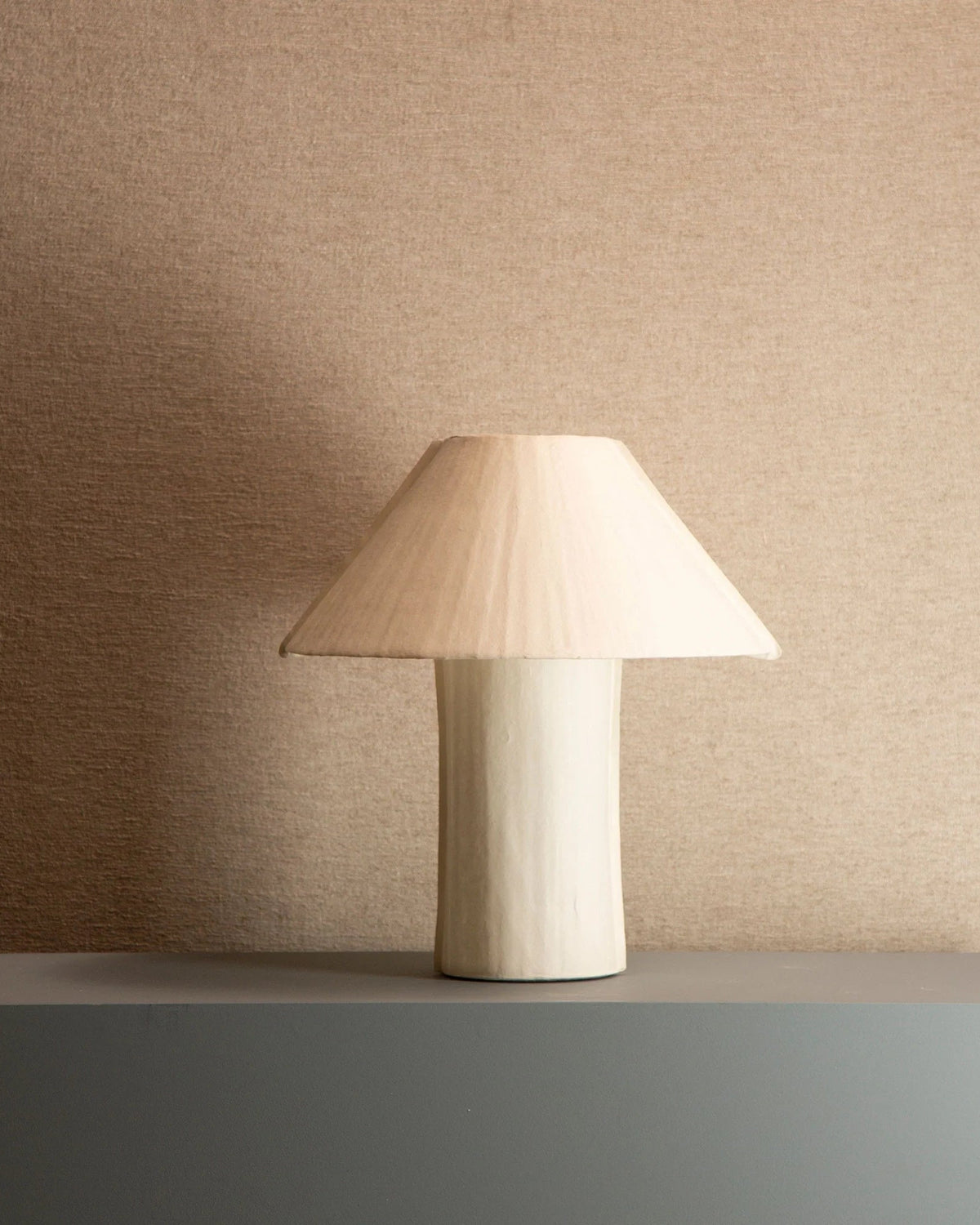 Paper bordlampe i lyst materiale av morbærbark