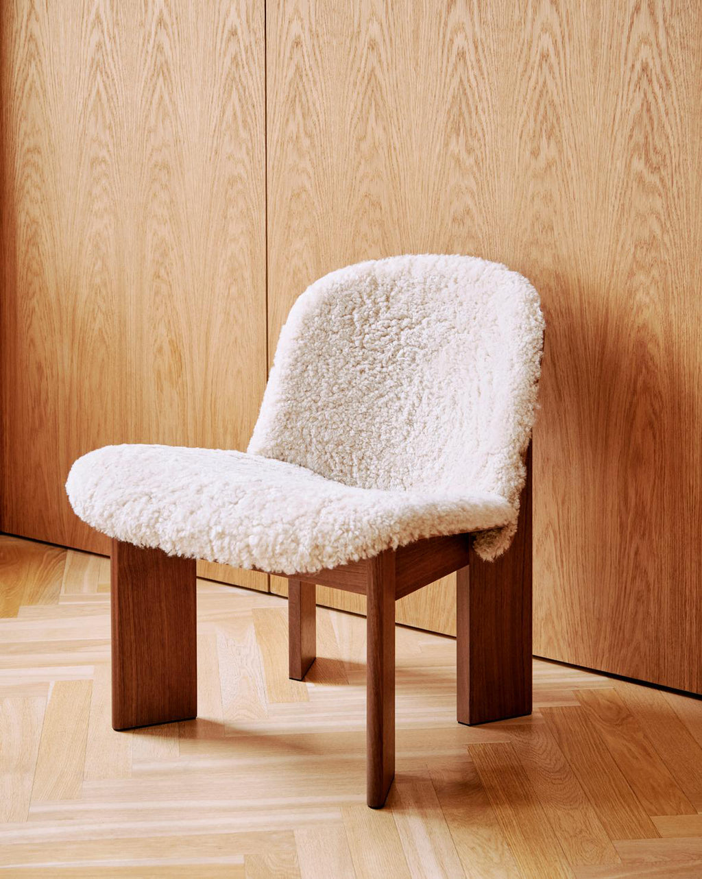 Chisel Lounge Chair - Valnøtt / Saueskinn