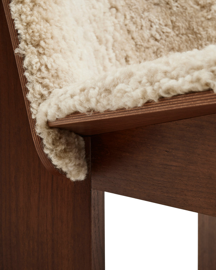 Chisel Lounge Chair - Valnøtt / Saueskinn