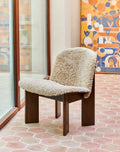 Chisel Lounge Chair - Valnøtt / Saueskinn - Utstillingsmodell