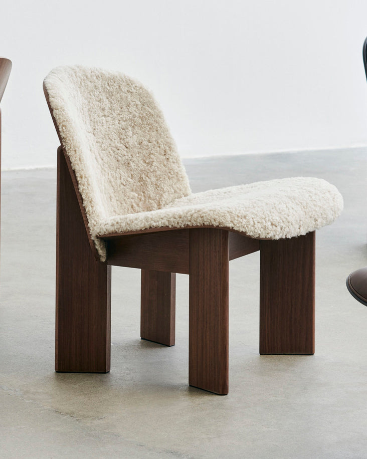 Chisel Lounge Chair - Valnøtt / Saueskinn