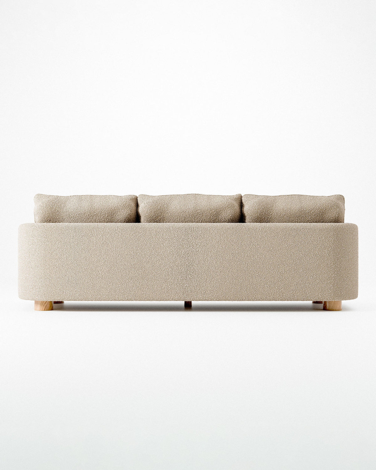 Miles treseters sofa i beige bouclé med sylindriske eikeben