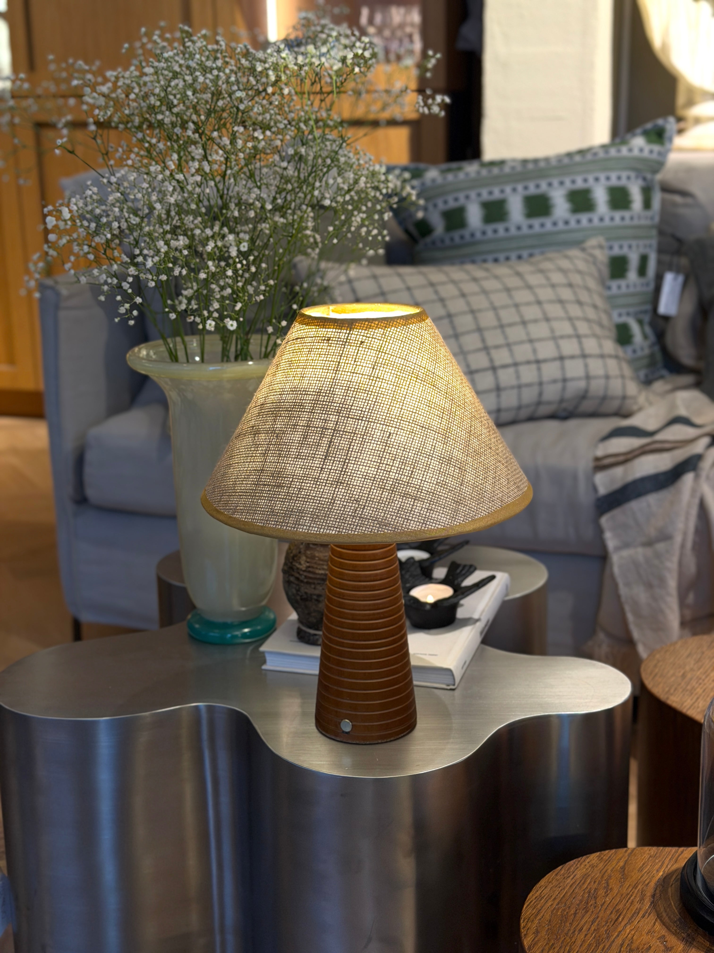 Ribbed Teak Style Bordlampe - Oppladbar