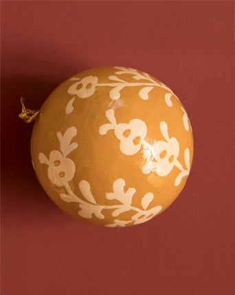 Julekule Håndmalt - Oker/Blomsterranke